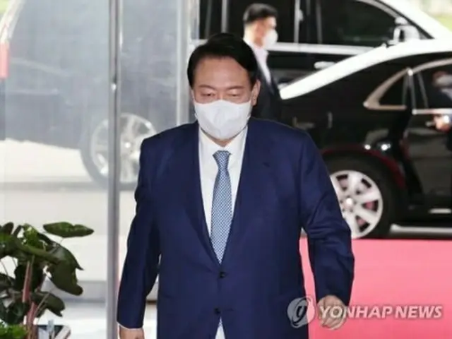 大統領室庁舎に入る尹大統領＝15日、ソウル（聯合ニュース）