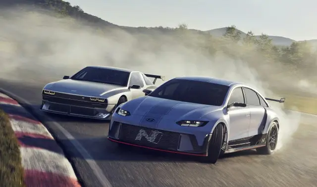 現代自動車「ローリングラボ」の「RN22e」（右）と同「N Vision 74」（左）（画像提供:wowkorea）