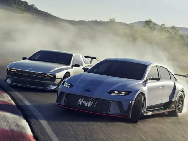 現代自動車「ローリングラボ」の「RN22e」（右）と同「N Vision 74」（左）（画像提供:wowkorea）