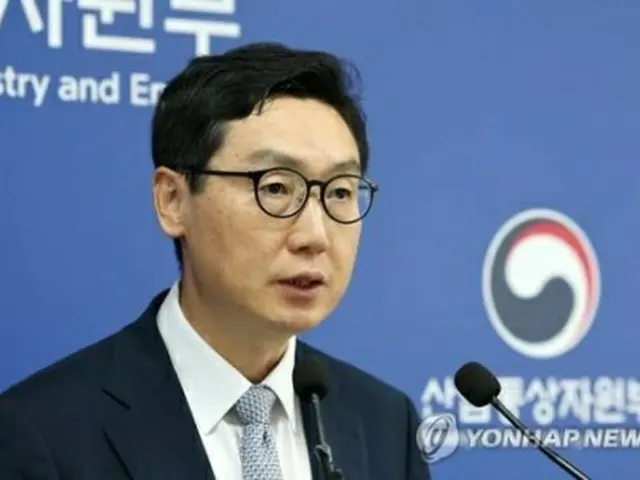 今年上半期の海外直接投資の動向を説明する鄭鍾栄（チョン・ジョンヨン）産業通商資源部投資政策官＝１５日、世宗（聯合ニュース）