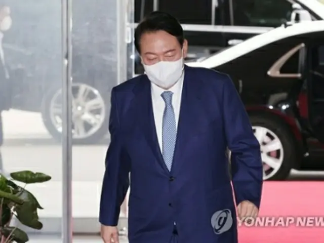 大統領室庁舎に入る尹大統領＝１５日、ソウル（聯合ニュース）