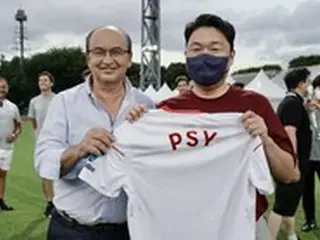 韓国ツアー中、歌手PSYに会ったセビージャ会長「プレゼントにPSYユニフォームを用意」