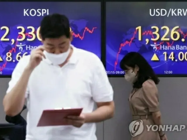 ハナ銀行本店のディーリングルームに株価と為替レートが表示されている＝１５日、ソウル（聯合ニュース）