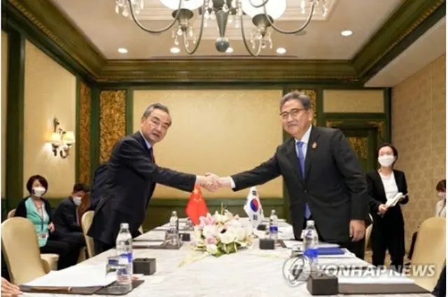 Ｇ２０外相会合に合わせ会談した韓国の朴振（パク・ジン）外交部長官（右）と中国の王毅国務委員兼外相（韓国外交部提供）＝（聯合ニュース）≪転載・転用禁止≫