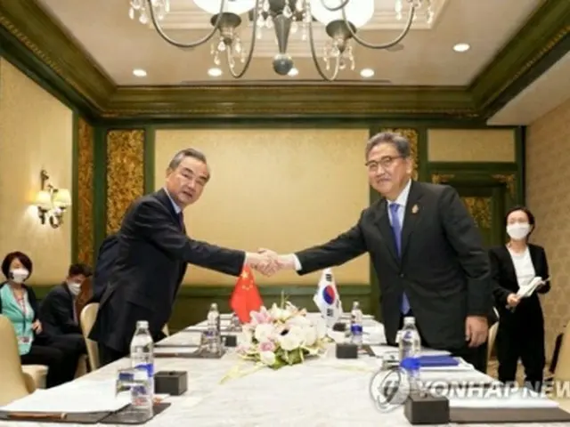Ｇ２０外相会合に合わせ会談した韓国の朴振（パク・ジン）外交部長官（右）と中国の王毅国務委員兼外相（韓国外交部提供）＝（聯合ニュース）≪転載・転用禁止≫