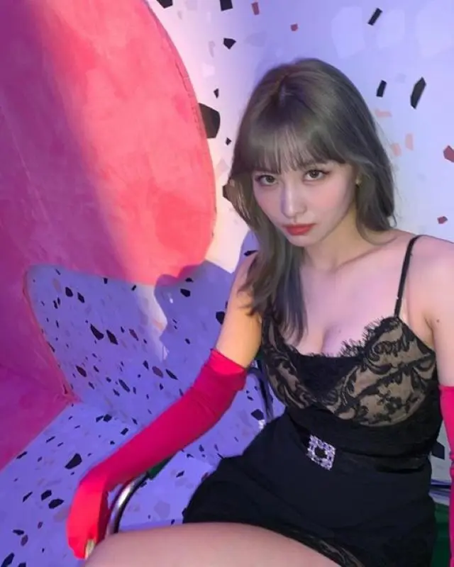 「TWICE」のモモ、圧倒的なグラマースタイルを発散…キャミソール姿の撮影オフショット公開（画像提供:wowkorea）