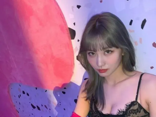 「TWICE」のモモ、圧倒的なグラマースタイルを発散…キャミソール姿の撮影オフショット公開（画像提供:wowkorea）