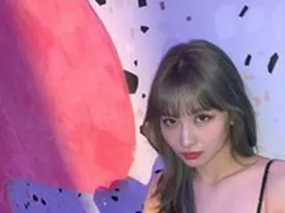 「TWICE」のモモ、圧倒的なグラマースタイルを発散…キャミソール姿の撮影オフショット公開