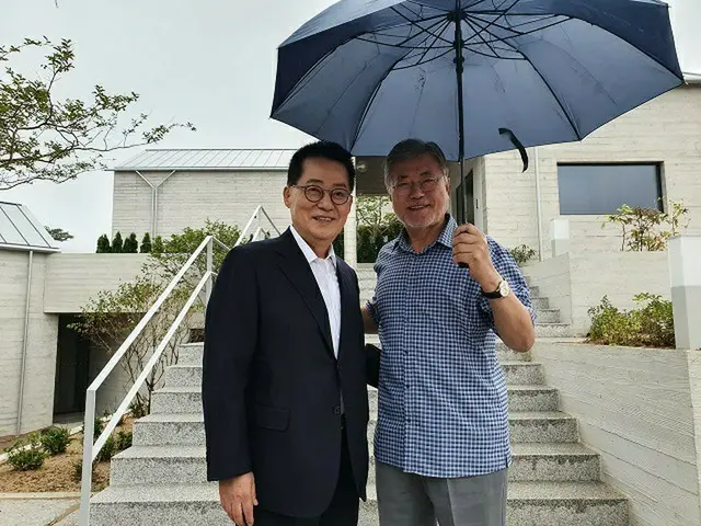 朴智元前国家情報院院長（左）と文在寅前大統領（右）（画像提供:wowkorea）