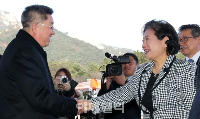 2018年、朝鮮現代牙山太平洋平和委員会のリ・テッコン（左）副委員長が、金剛山ホテルに到着した現代グループの玄貞恩会長（右）に挨拶をしている（画像提供:wowkorea）