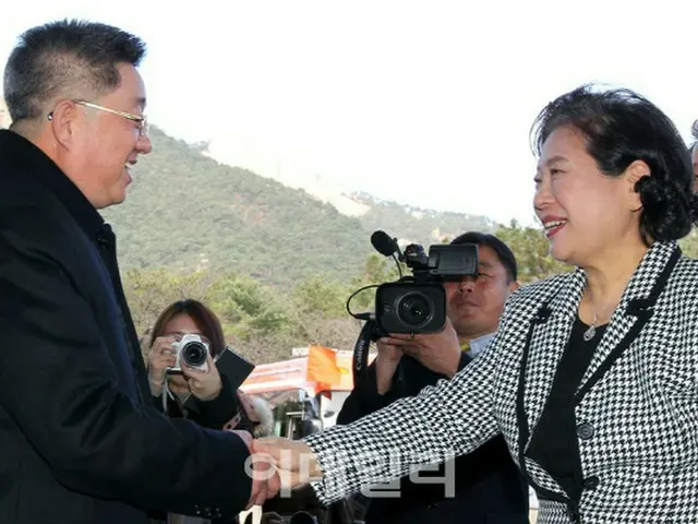 2018年、朝鮮現代牙山太平洋平和委員会のリ・テッコン（左）副委員長が、金剛山ホテルに到着した現代グループの玄貞恩会長（右）に挨拶をしている（画像提供:wowkorea）