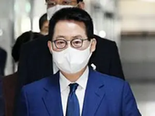 出国禁止の朴智元前国家情報院院長、マンホールのふたで滑って骨折…「何かと縁起が悪い」＝韓国