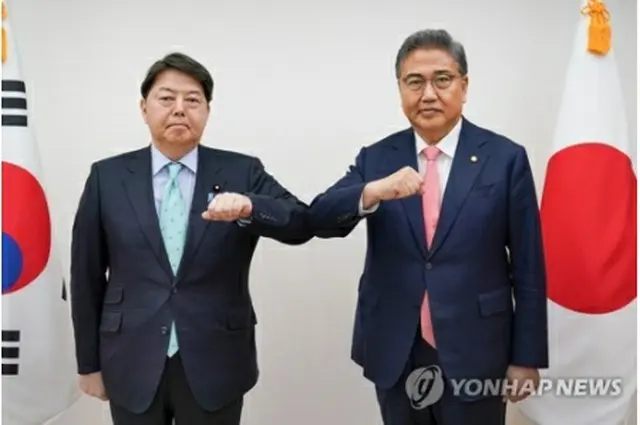 尹錫悦（ユン・ソクヨル）大統領の就任式に出席するため５月に訪韓した林芳正外相（左）と肘を合わせてあいさつする朴振（パク・ジン）外交部長官（外交部提供）＝（聯合ニュース）≪転載・転用禁止≫