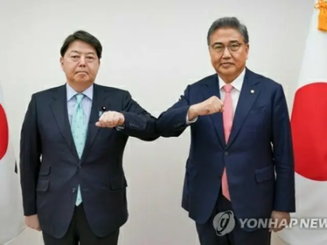 尹錫悦（ユン・ソクヨル）大統領の就任式に出席するため５月に訪韓した林芳正外相（左）と肘を合わせてあいさつする朴振（パク・ジン）外交部長官（外交部提供）＝（聯合ニュース）≪転載・転用禁止≫
