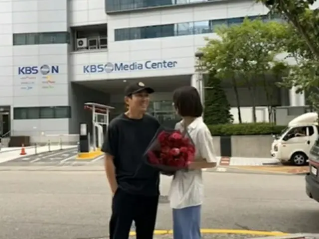 俳優チュ・サンウク、妻のチャ・イェリョンの誕生日に撮影現場訪問…バラの花束で祝う（画像提供:wowkorea）