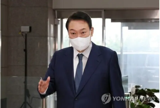 大統領室庁舎に出勤し、記者団の質問に答える尹大統領＝１８日、ソウル（聯合ニュース）