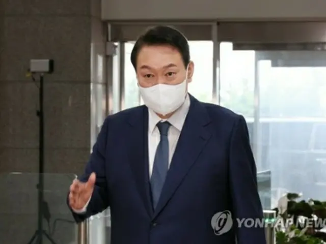 大統領室庁舎に出勤し、記者団の質問に答える尹大統領＝１８日、ソウル（聯合ニュース）