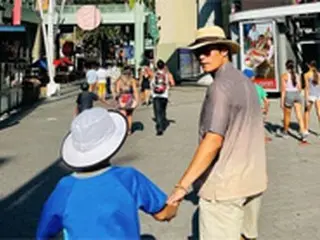 俳優イ・ビョンホン、海外で息子とデート!?　ペア帽子+高身長に視線集中