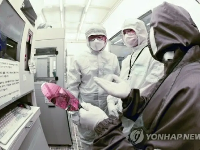 ソウル大半導体共同研究所を見学した教育部の次官（手前）＝（聯合ニュース）