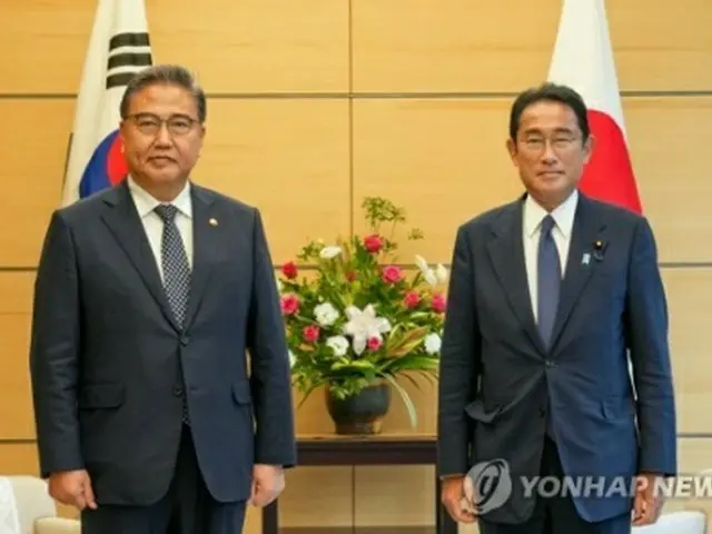 記念撮影する朴氏（左）と岸田首相（外交部提供）＝１９日、東京（聯合ニュース）