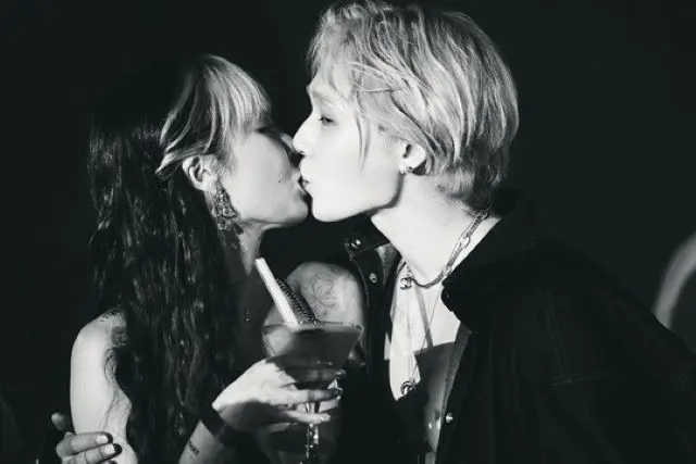 ヒョナ＆DAWNカップル、キス写真公開…変わらぬ熱い愛情にJessiもハート絵文字で応援（画像提供:wowkorea）