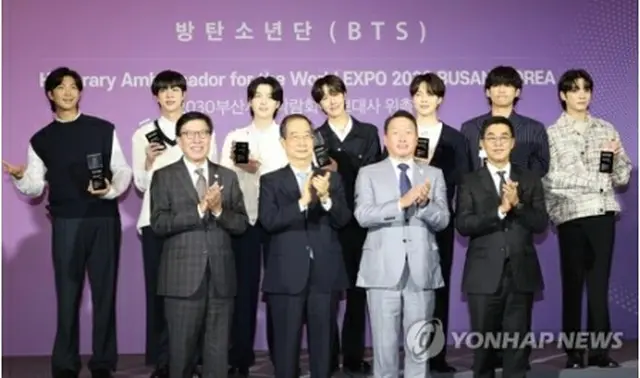 広報大使の委嘱式で記念撮影するＢＴＳ（後列）と関係者＝１９日、ソウル（聯合ニュース）