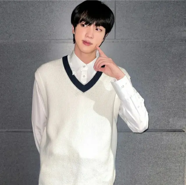 JIN（BTS）、さらに幼くなった？一人だけ時間が戻っているような童顔のビジュアル（画像提供:wowkorea）