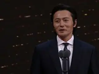 韓国を代表する俳優チャン・ドンゴン、「青龍シリーズアワード」にプレゼンターとしてサプライズ登場