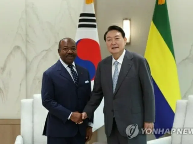 会談前に握手を交わす尹大統領（右）とボンゴ大統領（大統領室提供）＝（聯合ニュース）≪転載・転用禁止≫