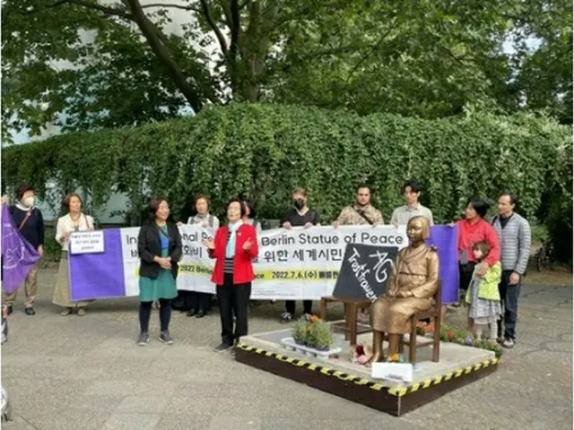 ドイツの首都ベルリン市のミッテ区に設置された慰安婦被害者を象徴する「平和の少女像」前で、現地の韓国系市民団体「コリア協議会」や正義連の関係者が今月6日（現地時間）に開いた集会の様子（資料写真）＝（聯合ニュース）