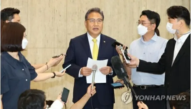 金浦空港に到着後、報道陣の質問に答える朴氏＝２０日、ソウル（聯合ニュース）