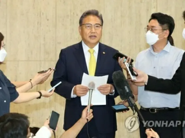 金浦空港に到着後、報道陣の質問に答える朴氏＝２０日、ソウル（聯合ニュース）