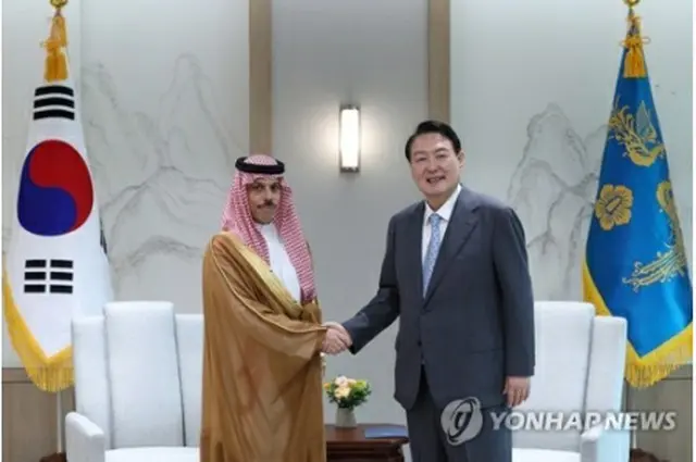 握手を交わす尹大統領とファイサル外相（大統領室提供）＝（聯合ニュース）≪転載・転用禁止≫