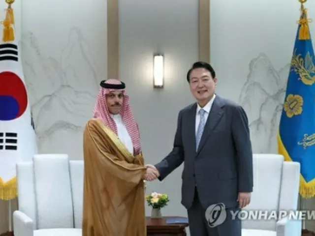 握手を交わす尹大統領とファイサル外相（大統領室提供）＝（聯合ニュース）≪転載・転用禁止≫