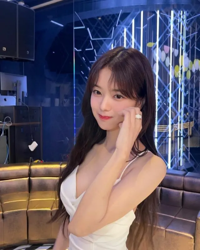“「人気歌謡」のMC”女優ノ・ジョンウィ、授賞式で視線を独り占めした美貌…白いドレス姿がまぶしい（画像提供:wowkorea）