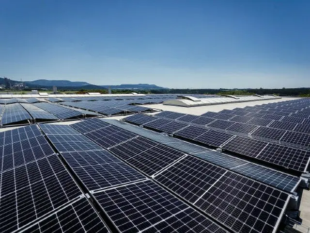 ドイツのフランクフルトにある商業施設に設置された、ハンファQセルズの太陽光モジュール（画像提供:wowkorea）