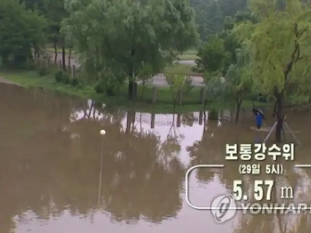 北朝鮮・平壌の中心を流れる普通江は6月27日からの大雨により29日に危険水位を超えた（資料写真、朝鮮中央テレビの映像から）＝（聯合ニュース）≪転載・転用禁止≫