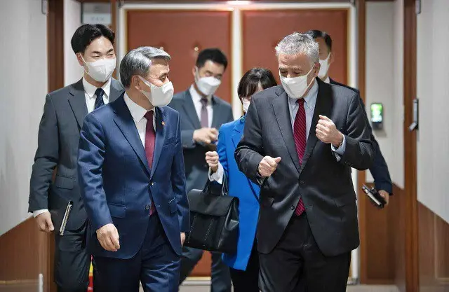 韓国の李鐘燮国防相とゴールドバーグ駐韓米国大使が面談後、談笑している様子（画像提供:wowkorea）