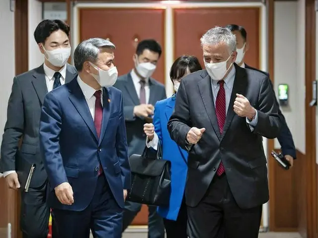韓国の李鐘燮国防相とゴールドバーグ駐韓米国大使が面談後、談笑している様子（画像提供:wowkorea）