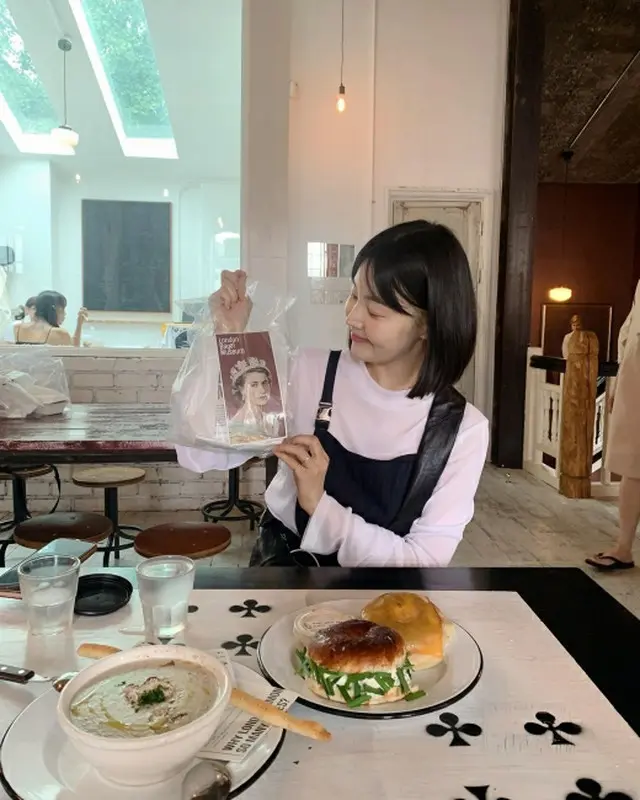 女優ハン・ジヘ、つかの間の休息時間…人気店のパンをゲットしてウキウキ（画像提供:wowkorea）