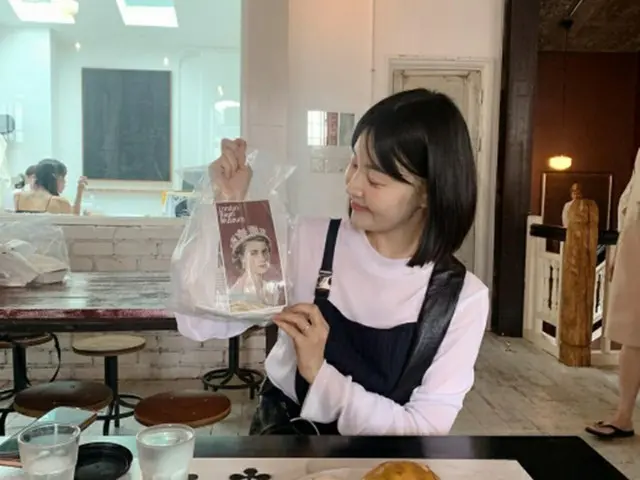 女優ハン・ジヘ、つかの間の休息時間…人気店のパンをゲットしてウキウキ（画像提供:wowkorea）
