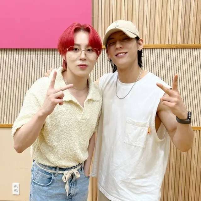 「キス・ザ・ラジオ」JIMIN（BTS）、ハ・ソンウンと電話し近況公開「個人の曲を作業中」（写真はハ・ソンウン（左）と「BTOB」イ・ミンヒョク、画像提供:wowkorea）