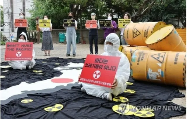 東京電力福島第１原発の処理済み汚染水の海洋放出計画を撤回するよう求める集会でパフォーマンスを行う韓国の市民団体メンバー（資料写真）＝２０日、ソウル（聯合ニュース）