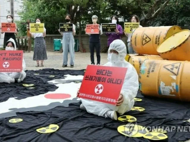 東京電力福島第１原発の処理済み汚染水の海洋放出計画を撤回するよう求める集会でパフォーマンスを行う韓国の市民団体メンバー（資料写真）＝２０日、ソウル（聯合ニュース）
