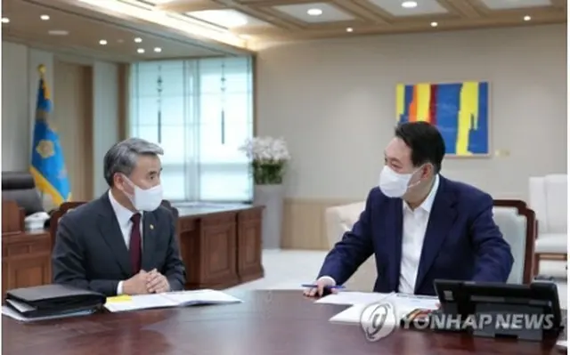 李氏から業務報告を受ける尹大統領（右、大統領室提供）＝２２日、ソウル（聯合ニュース）≪転載・転用禁止≫