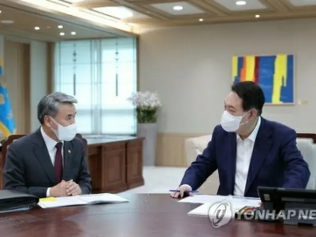 李氏から業務報告を受ける尹大統領（右、大統領室提供）＝２２日、ソウル（聯合ニュース）≪転載・転用禁止≫