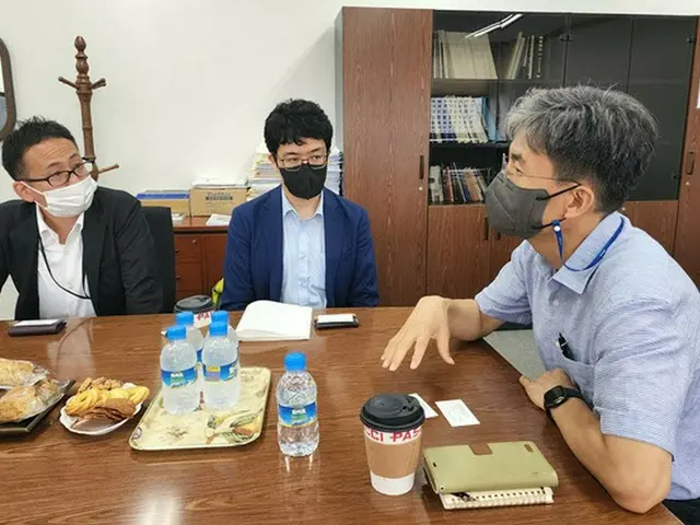 KAISTのチョ・グァンヒョン教授（右）からの説明を受ける、在韓国日本国大使館の科学技術担当官内定者（左）と同科学技術担当官（中央）（画像提供:wowkorea）