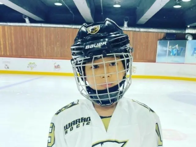 コ・ジヨン（元SECHSKIES）の息子スンジェくん、将来はアイスホッケーの選手？成長して大人の顔つきに（画像提供:wowkorea）