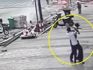 建物の6階から落下した2歳...通行人が両腕を広げて受け止める＝中国