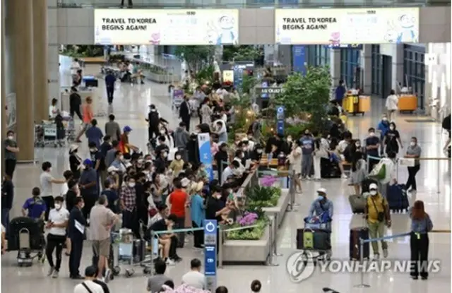 海外からの入国者で混み合う仁川国際空港＝（聯合ニュース）